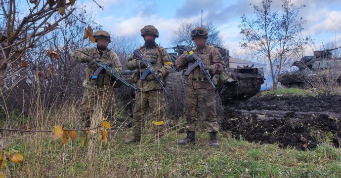 Robert Lesný (középen) a nemzetközi légióban harcol az oroszok ellen Ukrajnában. Fotó - R. L. archívuma