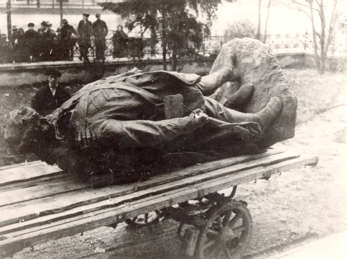 V marci 1919 zbúrali československí vojaci sochu uhorského vojaka, čo vyvolalo v meste veľké protesty. Pri protestoch vojaci zastrelili 37-ročnú ženu a 13-ročné dievča. Foto - Zbierka Miklósa Molnára