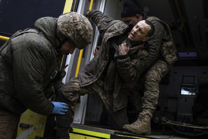 Medici zachraňujú zraneného ukrajinského vojaka. Foto - AP