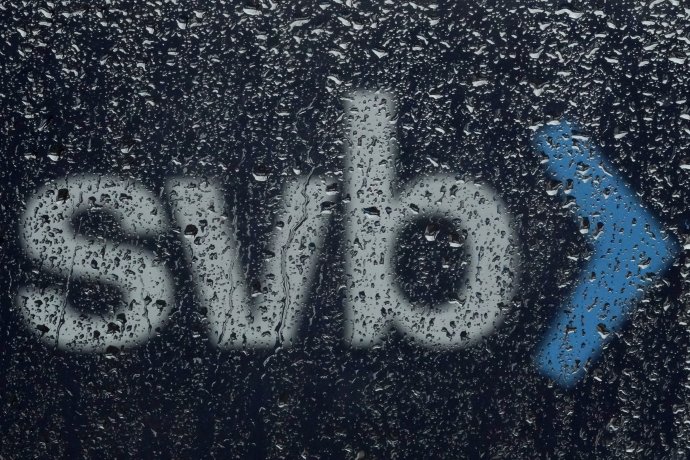 Pohľad cez dažďové kvapky na nápis Silicon Valley Bank v americkej Santa Clare. Foto - TASR/AP