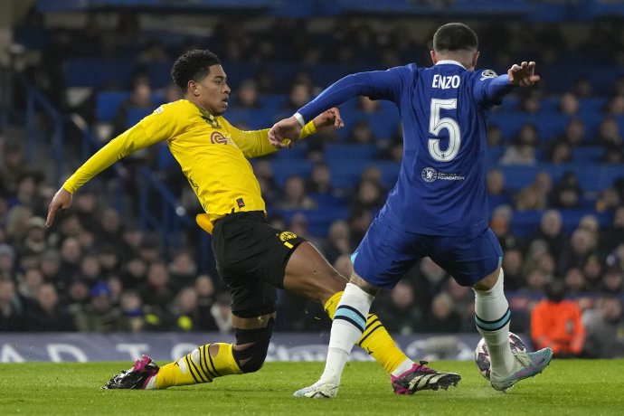 Hráč Chelsea Enzo Fernandez a hráč Dortmundu Jude Bellingham v odvete osemfinále Ligy majstrov vo futbale Chelsea Londýn - Borussia Dortmund v Londýne v utorok 7. marca 2033. Foto - TASR/AP