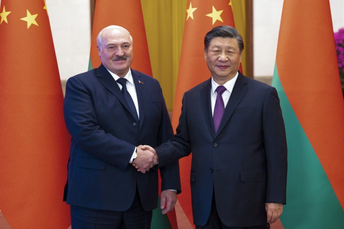 Alexandr Lukašenko a Si Ťin-pching v Pekingu. Foto - TASR/AP