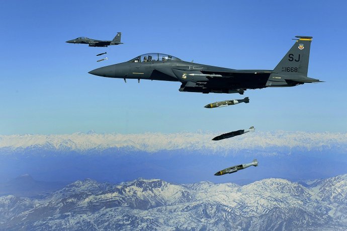 Americké F-15E zhadzujú starší typ bomby JDAM v roku 2009 nad Afganistanom. Foto - Wikipedia