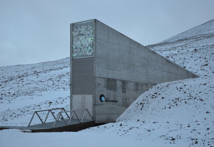 Exteriér svetového úložiska Svalbard Global Seed Vault (SGSV) pri meste Longyearbyen. Foto - R. Hauptvogel, NPPC