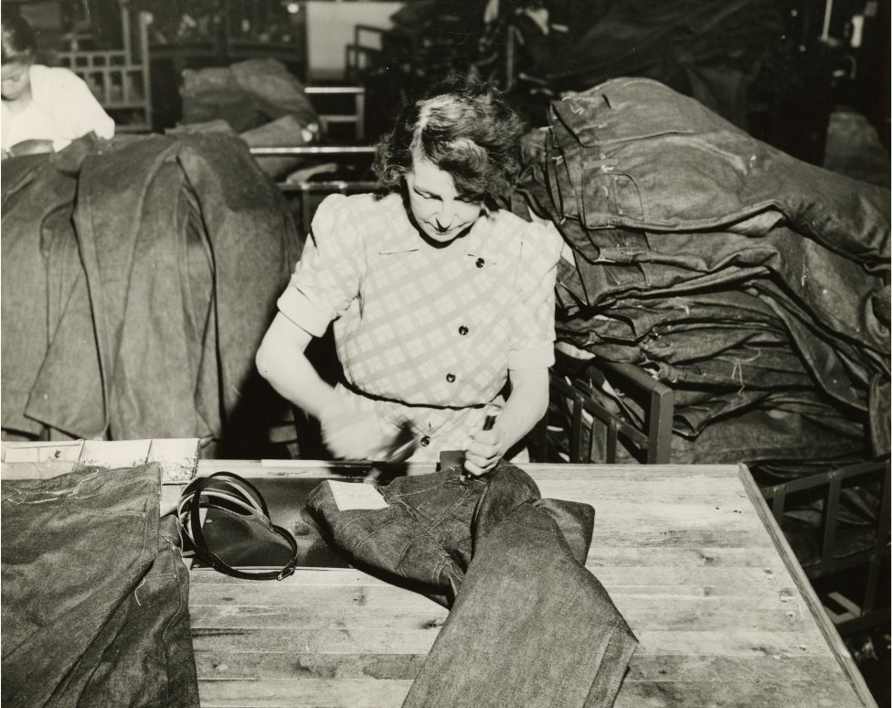 Výroba nových džínsov. Foto - archív Levis