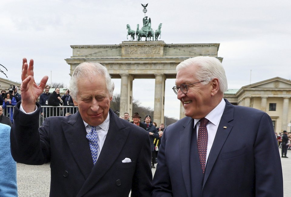 Frank-Walter Steinmeier német köztársasági elnök és III. Károly brit király a Brandenburgi kapu előtt, Berlin, Németország, 2023. március 29-én. Fotó - TASR/AP