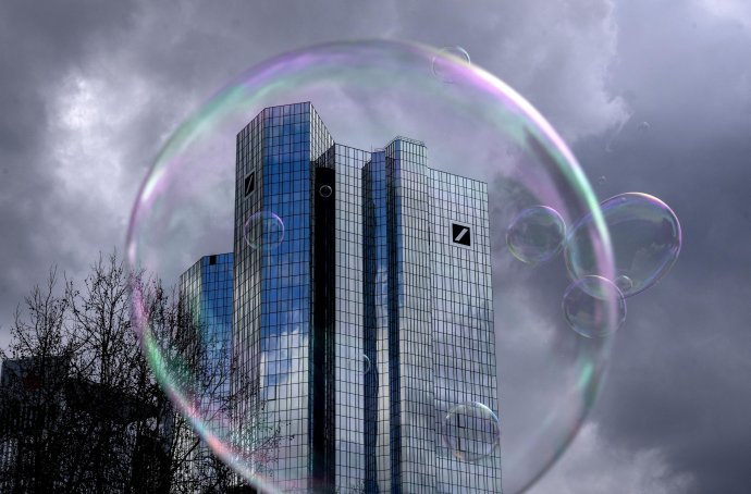 Centrála Deutsche Bank v mydlovej bubline od frankfurtského pouličného umelca. Foto - TASR/AP