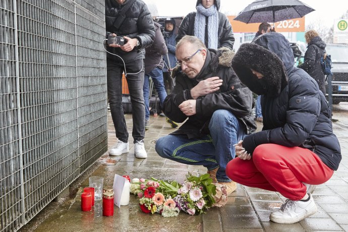 Pamiatka na obete streľby v sále Svedkov Jehovových v Hamburgu. Foto -Georg Wendt/DPA