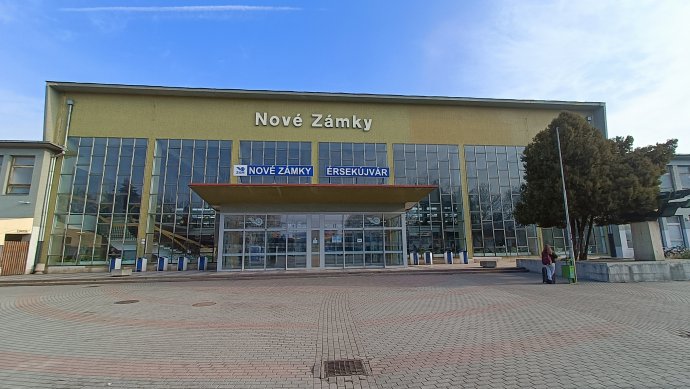 Az érsekújvári vasútállomásra pár éve került ki a magyar felirat. Fotó - Napunk