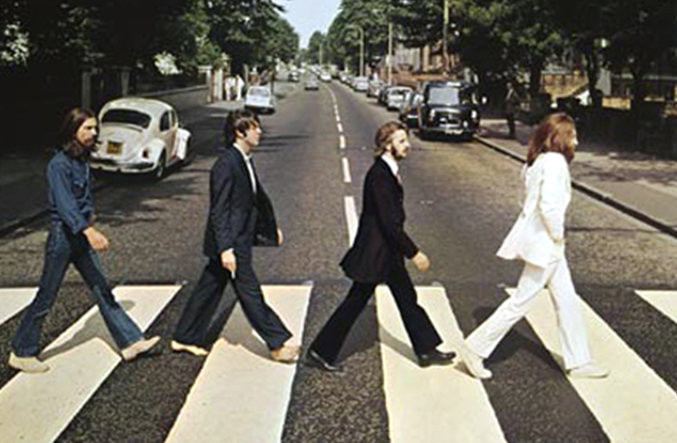 Ikonická fotografia bola pred nahrávacím štúdiom Abbey Road hotová za desať minút. Foto: Iain MacMillan, Snap Galleries