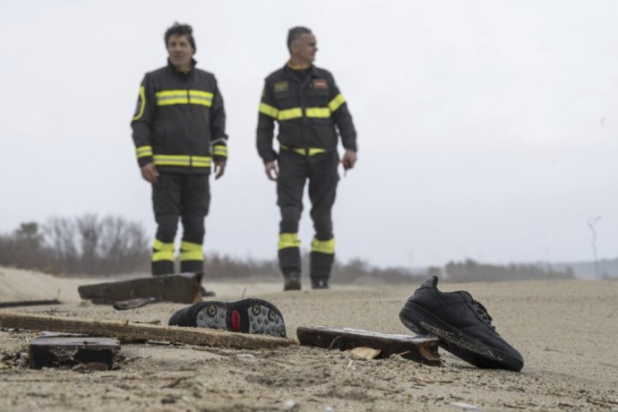 More vyplavilo na pláž v talianskej Kantábrii drevené trosky, veci migrantov a aj ich telá po nedeľnej tragédii, ktorá si možno vyžiadala až sto životov. Foto - TASR/AP