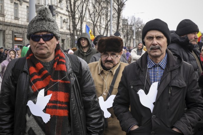 Demonštranti s papierovými holubicami okolo krku sa zúčastnia na protivládnom proteste, ktorý organizovala skupina Hnutie za ľudí v moldavskom hlavnom meste Kišiňov v utorok 28. februára 2023. Foto – TASR/AP