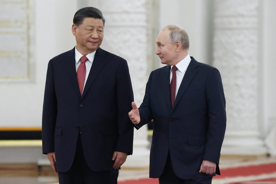 Kým v roku 2009 bolo na svete 44 liberálnych demokracií, v roku 2022 ich už bolo len 32. Na snímke lídri Číny a Ruska Si Ťin-pching a Vladimir Putin. Foto - TASR/AP