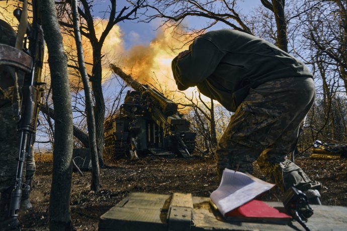 Ukrajinskí vojaci strieľajú zo samohybnej húfnice na ruské pozície pri meste Bachmut, Foto - tasr/ap