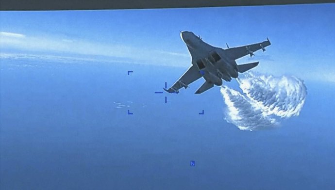 Američania vo štvrtok zverejnili video zo stretu ruského lietadla a amerického drona nad Čiernym morom. Foto - tasr/ap