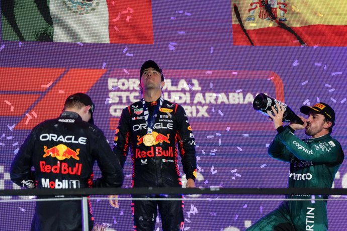 Alonso (jobbra) itt még ünnepel, nem sejti, milyen kálvária vár rá. Fotó - TASR/AP