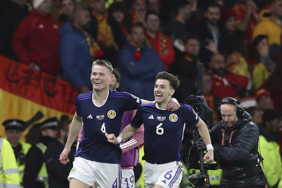 Scott McTominay (vľavo) oslavuje gól. Foto - TASR/AP