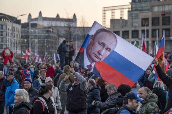V Bratislave 3. marca bol tzv. Pochod za mier. Zhromaždení oslavovali Vladimira Putina, ktorý rozpútal vojnu proti Ukrajine. Foto N - Tomáš Benedikovič