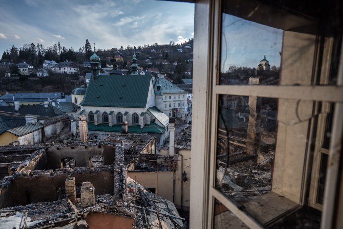 Výhľad z okna Eleuzíny na zhorené strechy ďalších domov. Foto N - Tomáš Hrivňák