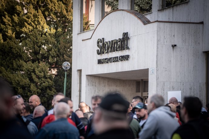 Protest zamestnancov za vyššie mzdy pred rafinériou Slovnaft. Foto N - Tomáš Hrivňák