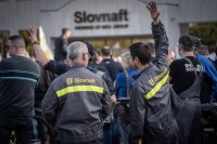 Zamestnanci Slovnaftu pred vstupom do fabriky. Z posledných protestov pracovníkov rafinérie za vyššie mzdy z roku 2023. Foto N - Tomáš Hrivňák