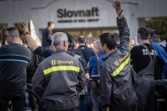 Marcový protest za vyššie platy pred rafinériou Slovnaft Foto N - Tomáš Hrivňák