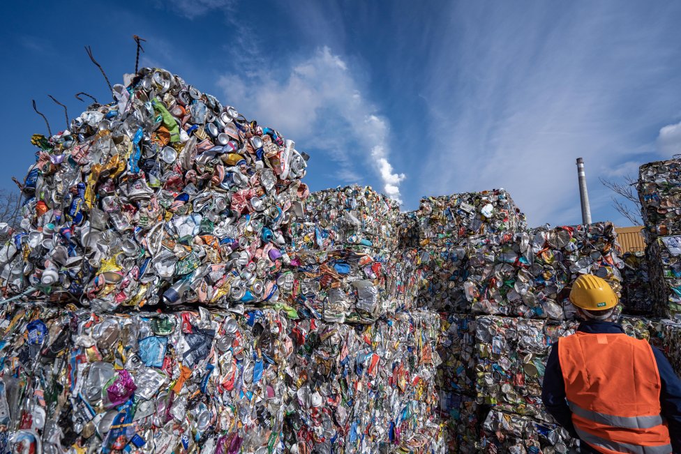 Vytriedený odpad určený na recykláciu. V spaľovni odpadov, z ktorej je vidieť len komín, končí to, čo sa nedá zrecyklovať alebo nikto nechce. Foto N - Tomáš Hrivňák