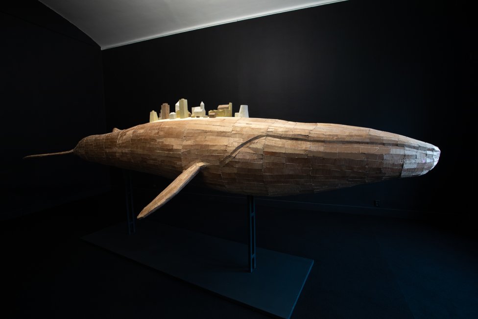 Oto Hudec: Vek kratší ako nádych veľryby. Socha, recyklovaná preglejka, kov, hlina, tmel na drevo. Majetok: Oto Hudec a Gandy Gallery, 2022 (vytvorené v spolupráci s 4D Gallery). Foto - Zuzana Jakabová