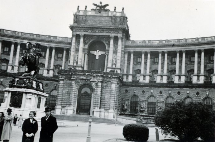 Heldenplatz, balra Savoyai Jenő lovasszobra, háttérben a Hofburg épületének Neue Burg szárnya. Fotó - Fortepan / Fábián István