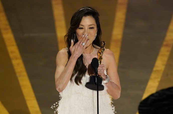 Michelle Yeoh získala na Oscaroch cenu pre herečku v hlavnej úlohe, ale vďaka filmu Všetko, všade, naraz ju pokojne mohla dostať aj za vedľajšiu úlohu. Foto -TASR/AP