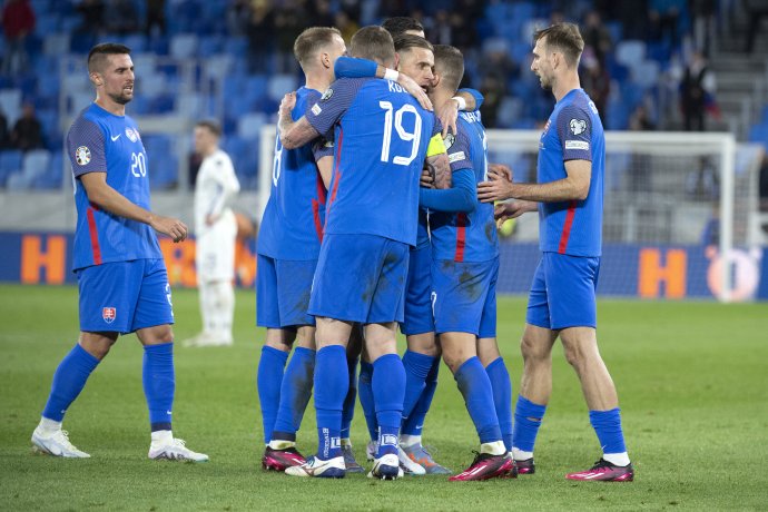Radosť Slovákov po strelení druhého gólu počas kvalifikačného stretnutia o postup na EURO. Foto - TASR/Pavel Neubauer