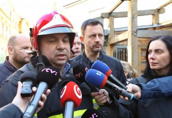Premiér Eduard Heger počas požiaru v Banskej Štiavnici. Foto - TASR