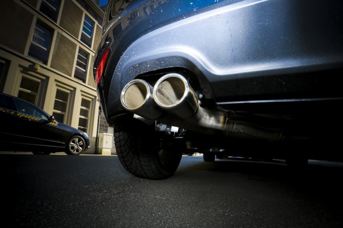 Výfukové plyny z automobilov Ilustračné foto - EP