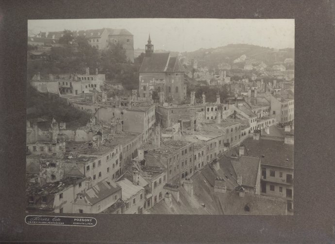Domy bez striech v centre Prešporka po požiari v máji 1913. Foto - ateliér Kozics (archív Múzea mesta Bratislavy)