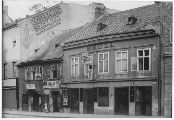 Fasáda Šatného domu Rosenzweg na Obchodnej ulici v Bratislave. Foto - zo zbierok Múzea mesta Bratislavy