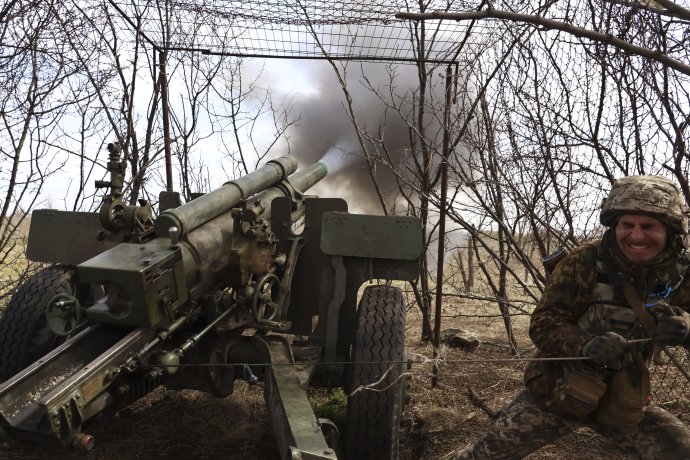 Ukrajinský vojak strieľa z húfnice na ruské pozície na frontovej línii neďaleko mesta Kreminna. Ilustračné foto - TASR/AP