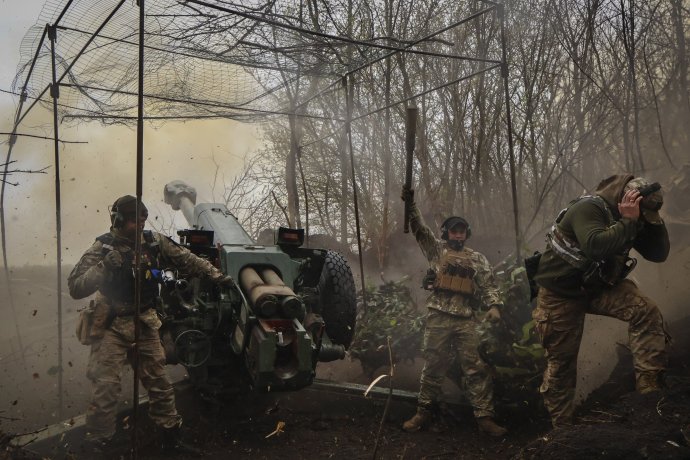 Ukrajinskí delostrelci pri Bachmute. Foto - AP