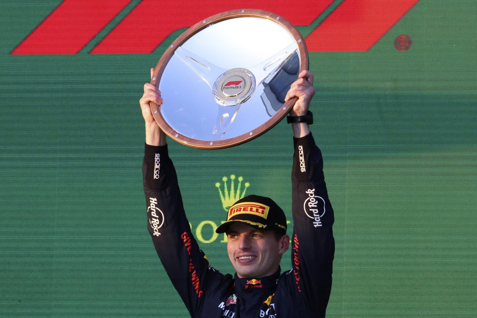 Max Verstappen s trofejou. Foto - TASR/AP