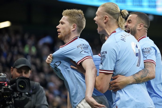 Kevin de Bruyne (vľavo) bol hviezdou zápasu. Foto - TASR/AP
