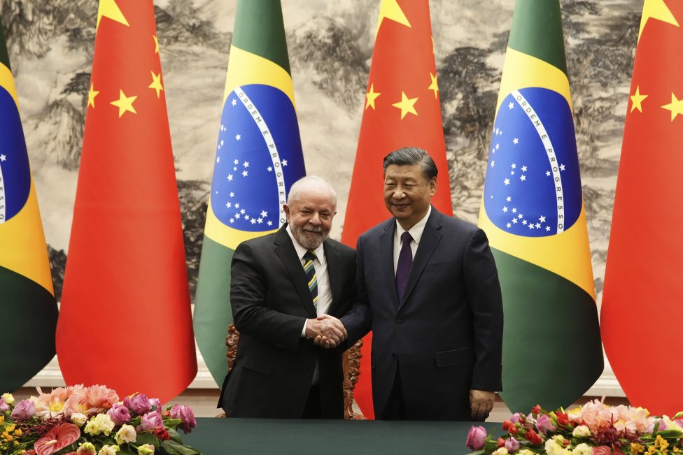 Brazílsky prezident Luiz Inácio Lula da Silva na návšteve čínskeho prezidenta Si Ťin-pchinga. Foto - TASR/AP