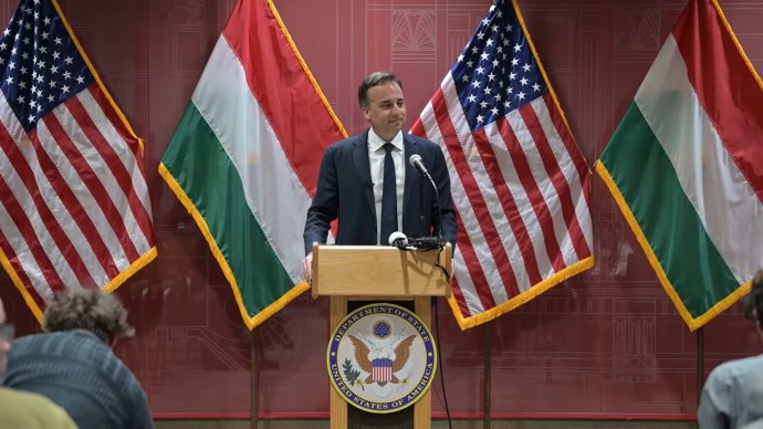 David Pressman, veľvyslanec USA v Budapešti, na tlačovke 12. apríla 2023. Foto – Facebook/americké veľvyslanectvo v Budapešti