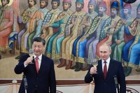 Čínsky prezident Si Ťching-pching na marcovej návšteve Moskvy s Vladimirom Putinom. Foto - TASR/AP