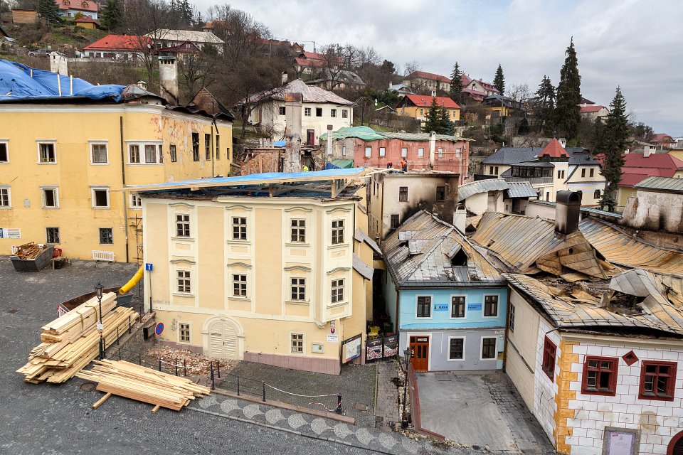 Dočasná strecha Základnej umeleckej školy v Banskej Štiavnici, v pozadí je provizórne prekrytý Korenekovský dom. Vľavo je budova Slovenského banského múzea. Foto – Lukáš Rohárik