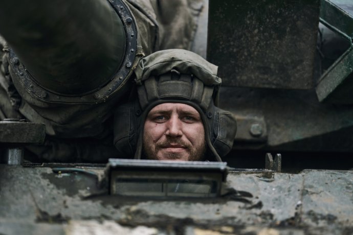 Ukrajinský vojak v tanku pri Bachmute. S protiofenzívou Ukrajinci musia počkať na lepšie počasie. Foto - TASR/AP