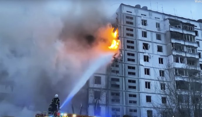 Ruská raketa zasiahla bytový dom v meste Umaň. Foto - TASR/AP