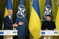 Jens Stoltenberg a Volodymyr Zelenskyj. Foto - TASR/AP