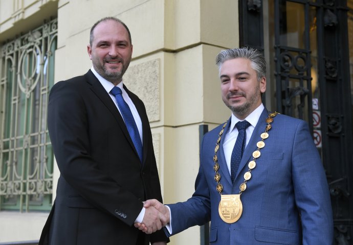 Bývalí aktivisti Rastislav Trnka (vpravo) a Jaroslav Polaček sa v roku 2017 resp. 2018 stali košickým županom a primátorom. Vtedy sa podporovali, postupne sa ich vzťah zhoršoval. Foto - TASR