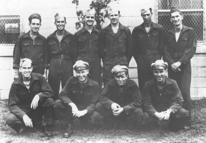 Posádka bombardéra B17 "Lovely Ladies" zostrelená nad Bielymi Karpatmi 29. 8. 1944 v rámci operácie "Battle for Fuel". Foto - leteckabitvakarpaty.cz
