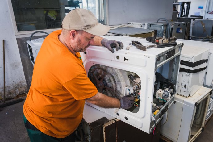 Ilustračné foto z rakúskeho sociálneho podniku Das Demontage- und Recycling-Zentrum, ktorý sa zaoberá elektroodpadom. Foto – Louis Lammerty