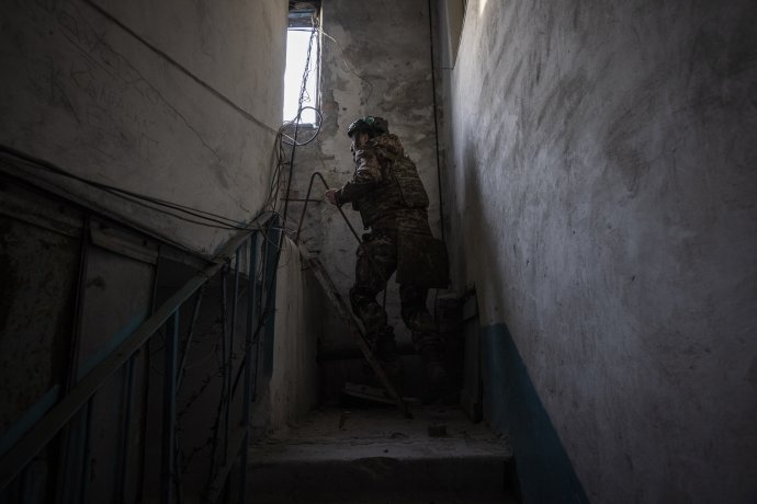 Ukrajinský vojak s prezývkou Bandita v obytnom dome v Bachmute. Foto - Ed Ram/Washington Post